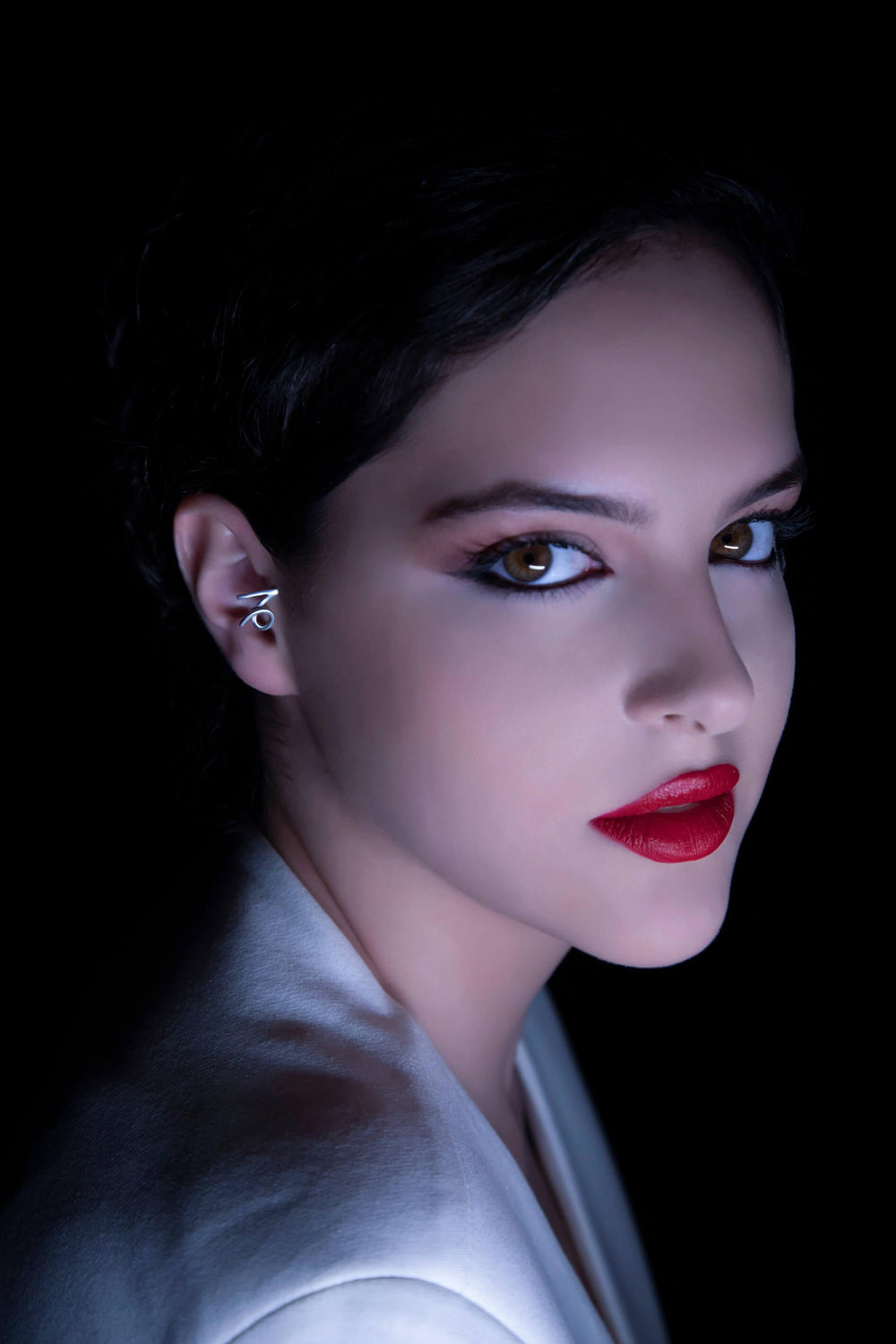 El piercing falso de Tragus Capricornio. Diseño único hecho a mano eticamente de Plata de Primera Ley.