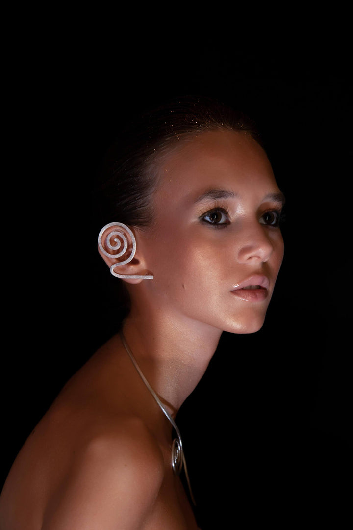 Los manguitos de la oreja del signo Leo, completamente hechos a mano de Plata de Primera Ley, con Diamantes de 0,03 quilates. #metal_plata-de-primera-ley