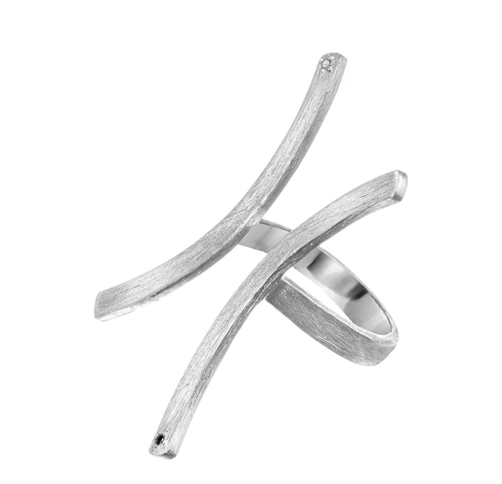 Anillo de signo Piscis, completamente hecho a mano de forma ética de Plata de Primera Ley, con Diamantes negro y blanco de 0,017 quilates #metal_plata-de-primera-ley