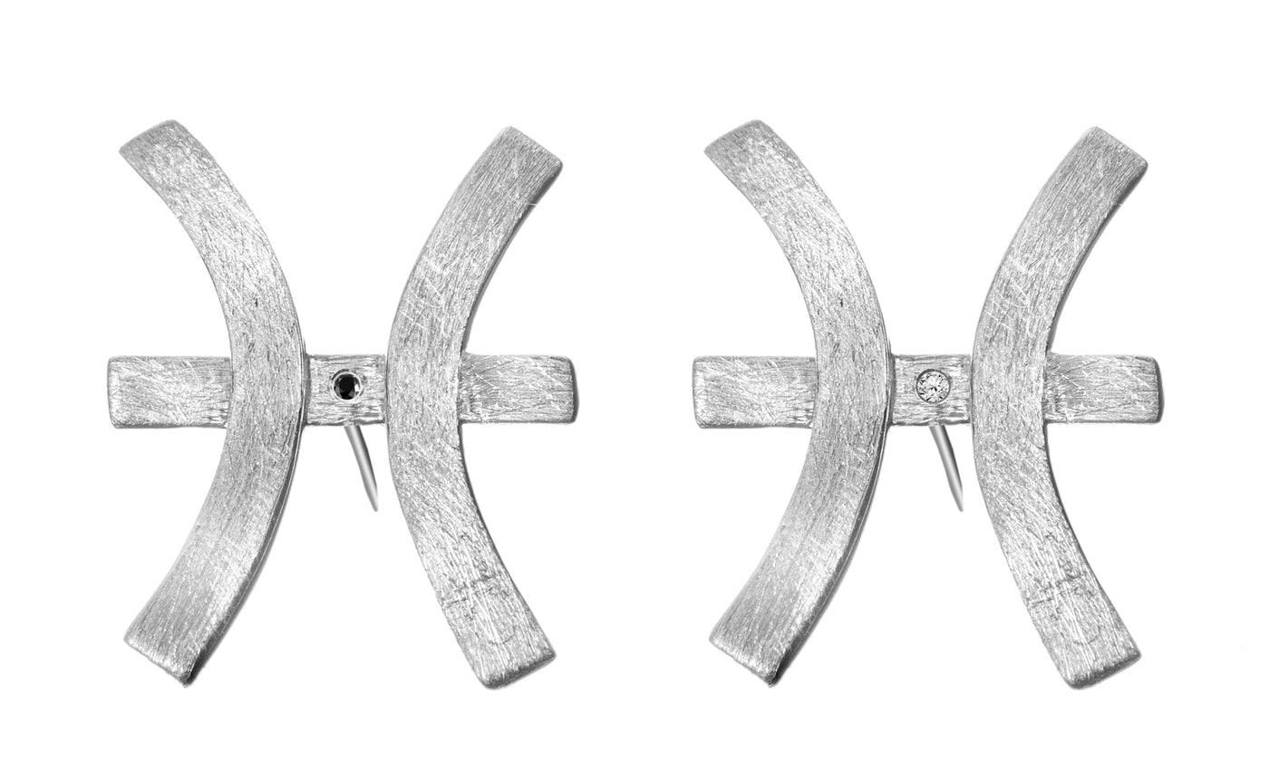 Pendientes de signo Piscis, completamente hechos a mano de forma ética de Plata de Primera Ley, con Diamantes negro y blanco de 0,017 quilates. #metal_plata-de-primera-ley