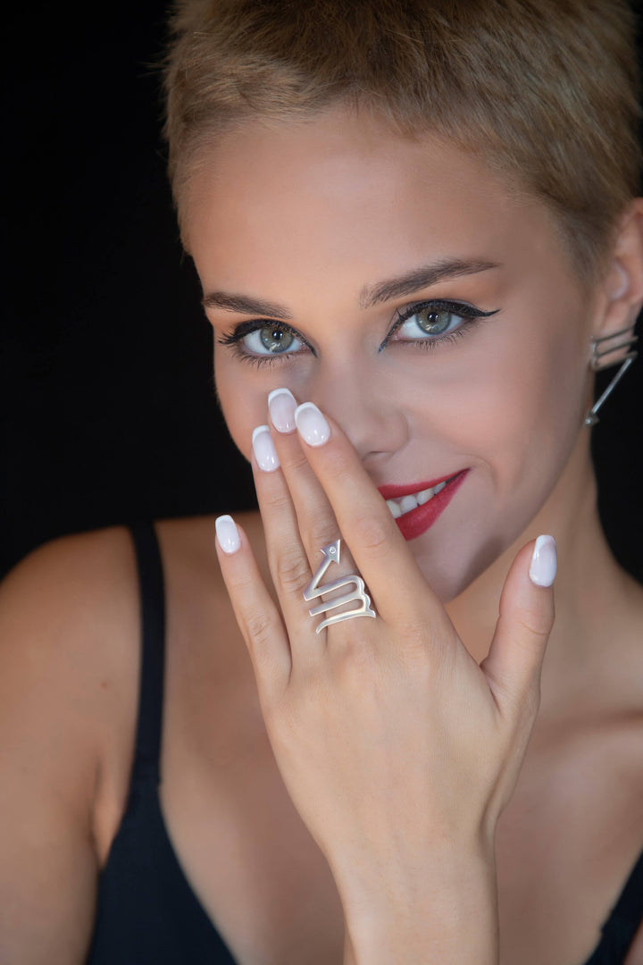 El anillo de signo Escorpio, completamente hecho a mano de forma ética de Plata de Primera Ley, con Diamantes de 0,03 quilates. #metal_plata-de-primera-ley
