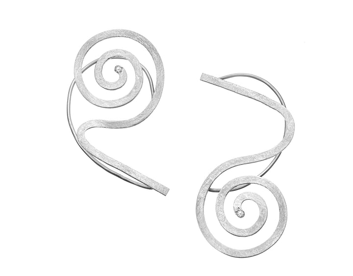 Los manguitos de la oreja del signo Leo, completamente hechos a mano de Plata de Primera Ley, con Diamantes de 0,03 quilates. #metal_plata-de-primera-ley