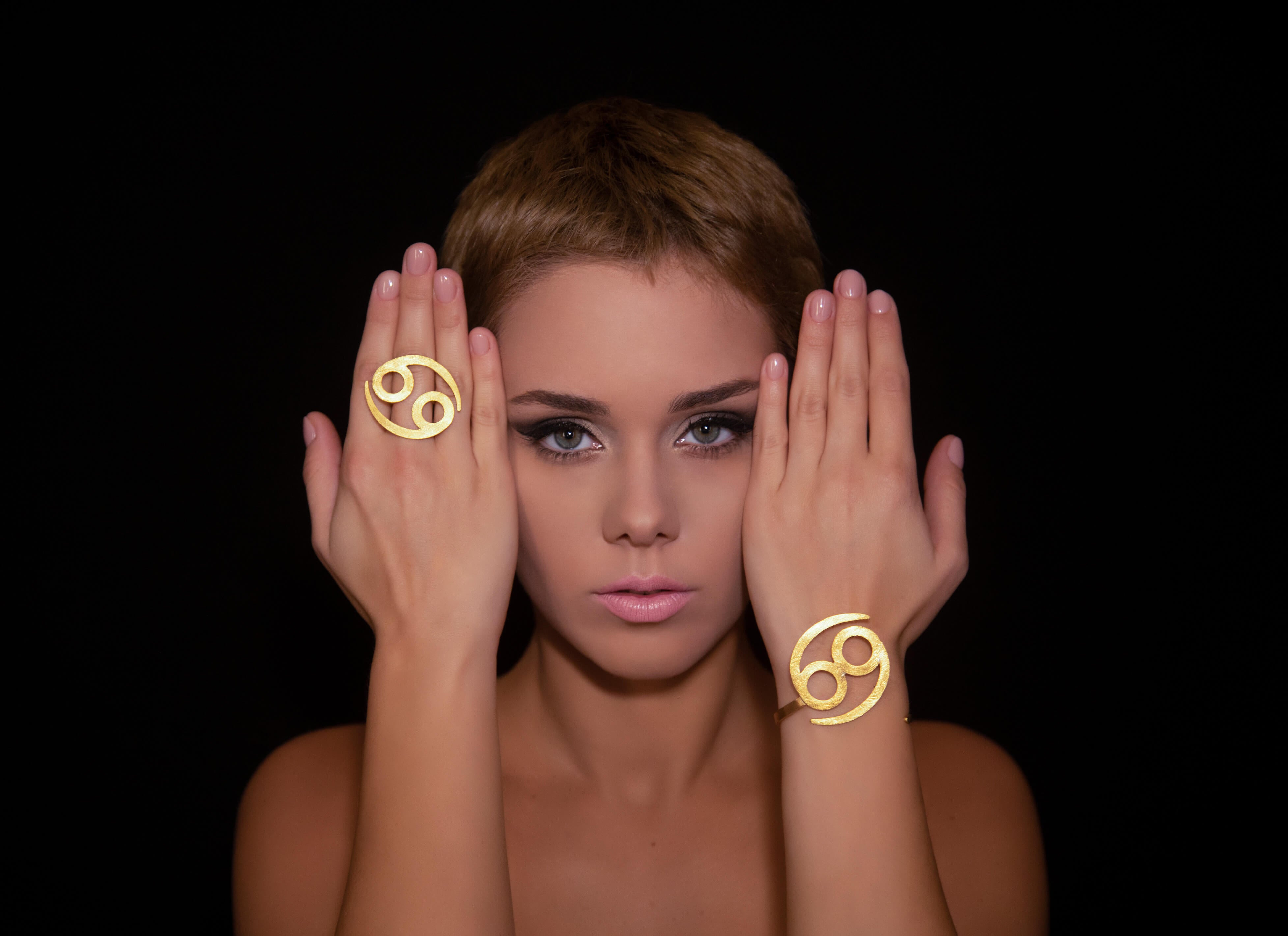 Unique statement Cancer Ring and Bracelet in 18K Gold