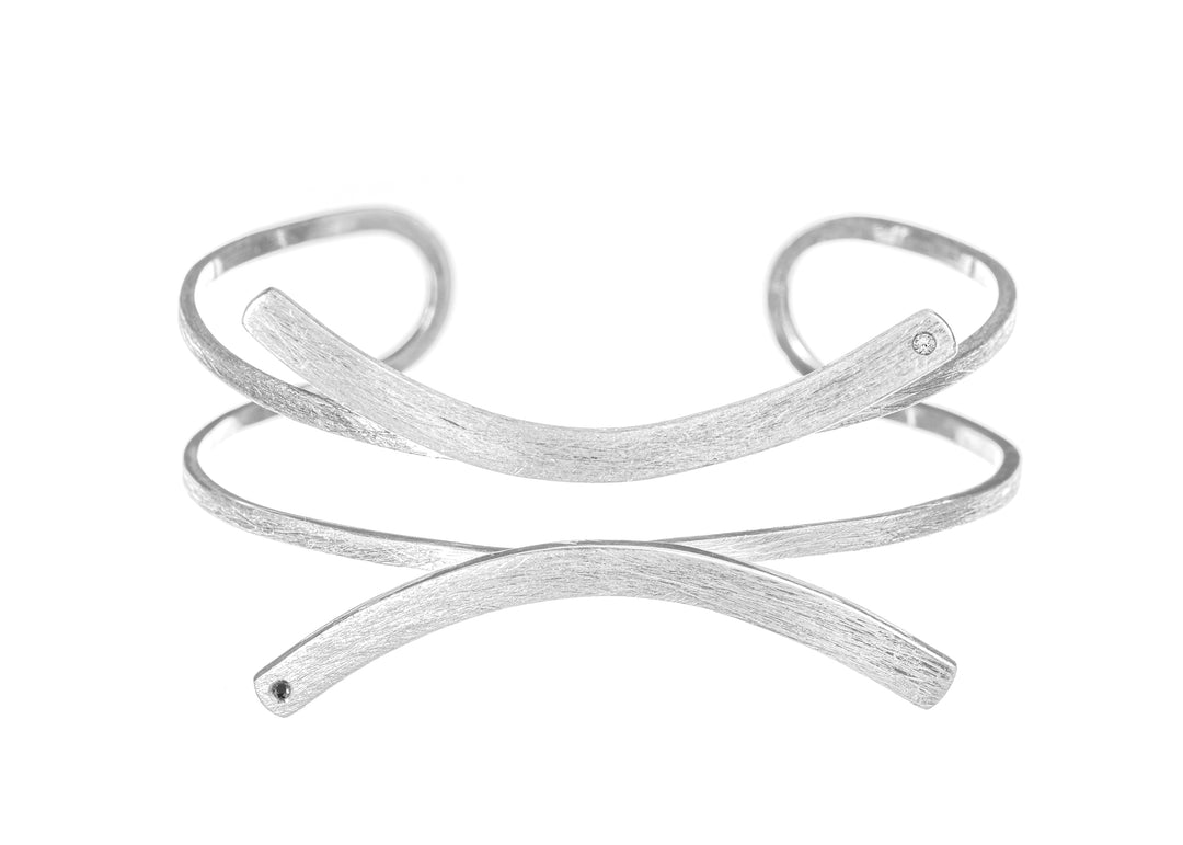 Pulsera de signo Piscis, completamente hecho a mano de forma ética de Plata de Primera Ley, con Diamantes blanc y negro de 0,017 quilates. #metal_plata-de-primera-ley