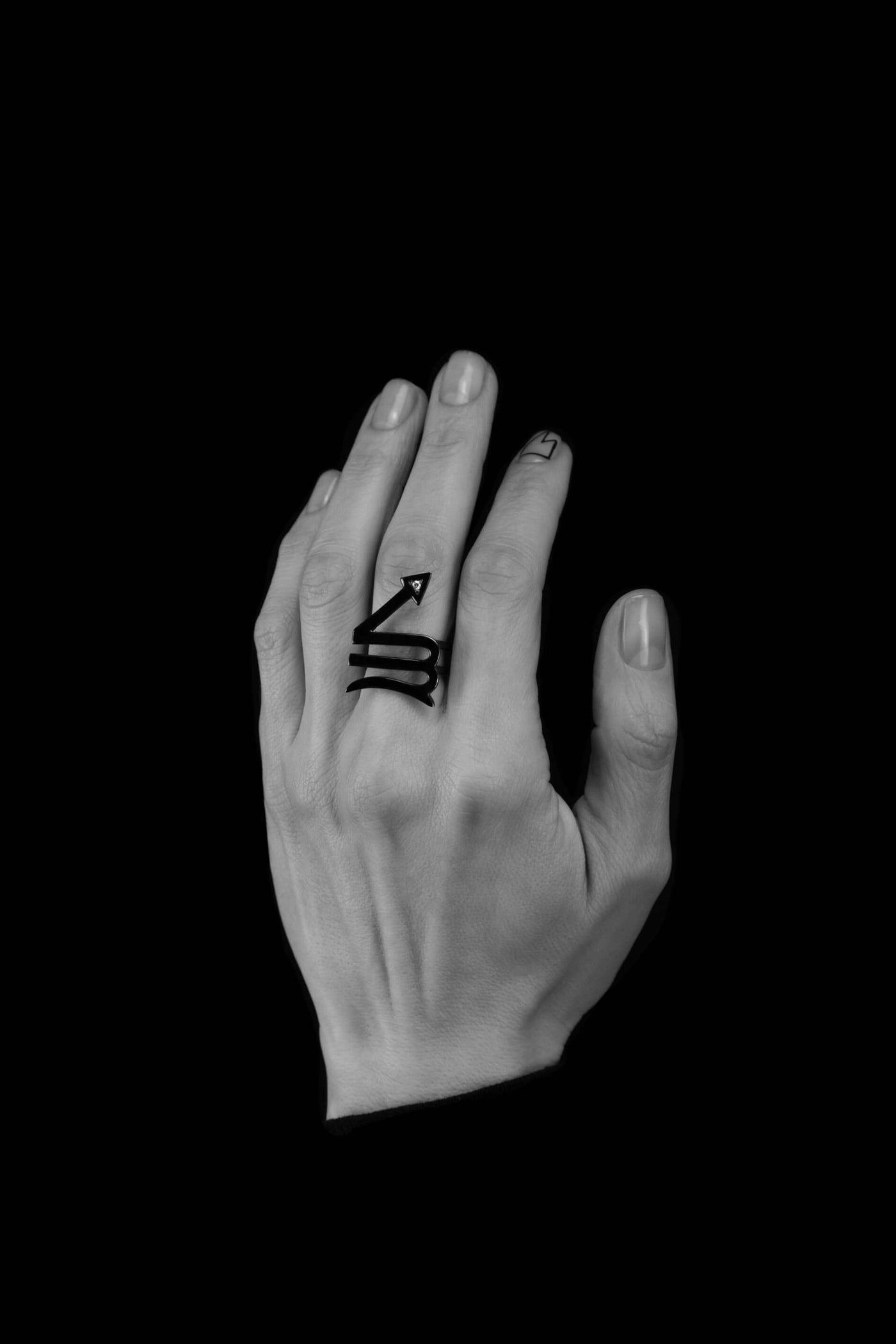 El anillo de signo Escorpio. Completamente hecho a mano de forma ética de Plata de Primera Ley, acabado en el Rodio negro, con Diamante de 0,03 quilates. #metal_plata-de-primera-ley-acabado-rodio-negro