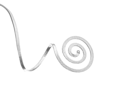 El brazalete con anillo contemporáneo de signo Leo, completamente hecho a mano de forma ética de Plata de Primera Ley, con Diamante de 0,03 quilates. #metal_plata-de-primera-ley
